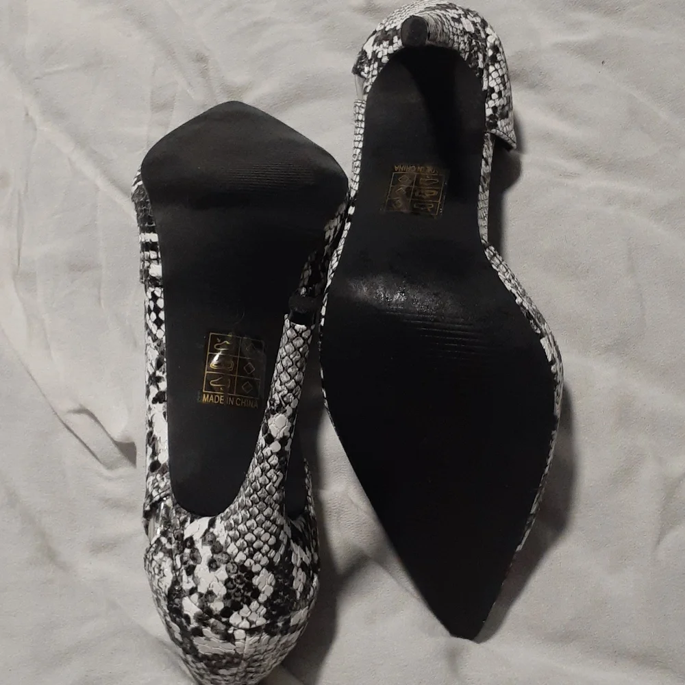 Fashionable snakeskin 8.5 heel shoes - Picture 7 of 11
